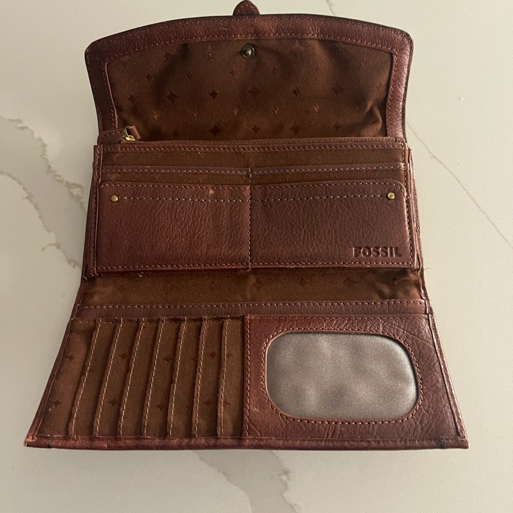 Fossil Vintage Revival Reissue Brown Leather Wallet with Signature Buckle - Picture 4 of 12
